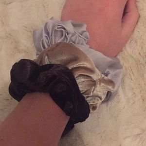 💛PACK OF THREE SCRUNCHIES💛